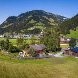 20230906_ChaletGretchenruheAussenDrohne_003-Pano