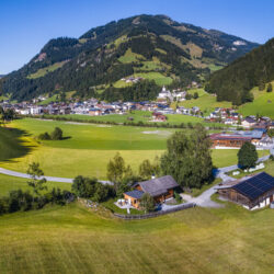 20230906_ChaletGretchenruheAussenDrohne_006-Pano
